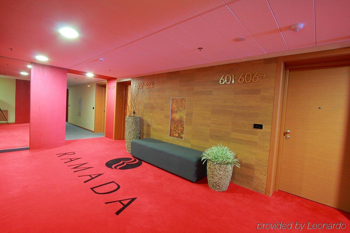 Готель Ramada By Wyndham Орадя Інтер'єр фото